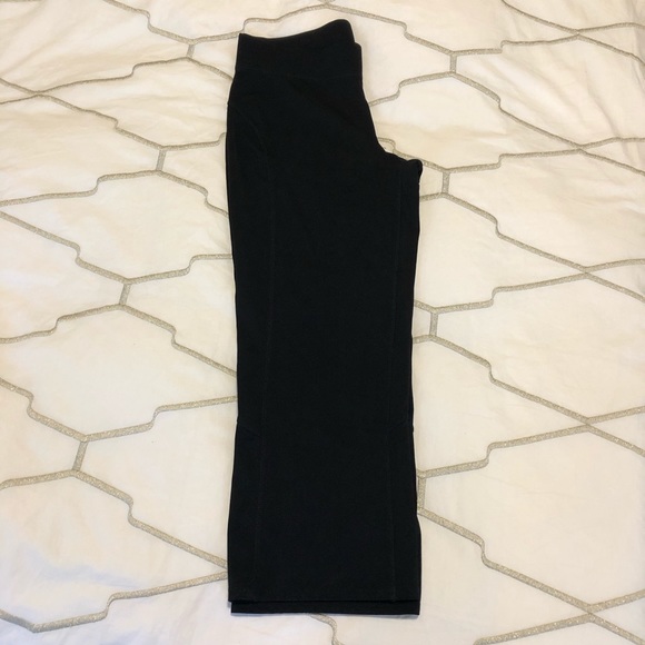 GAP black cropped workout capris - Picture 2 of 5